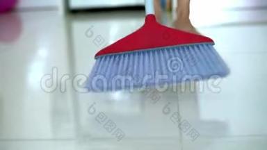 人、家务、家务和家务观念----家里有扫帚打扫地板的妇女